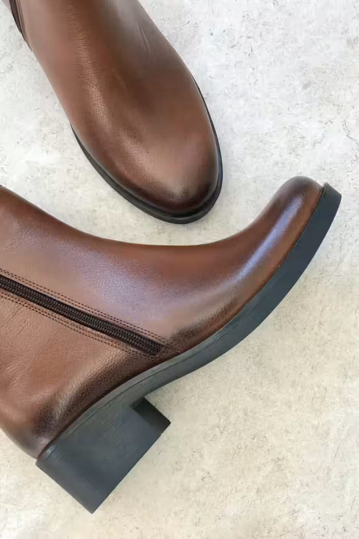 نیم‌ بوت زنانه چرم طبیعی کرم – 6685