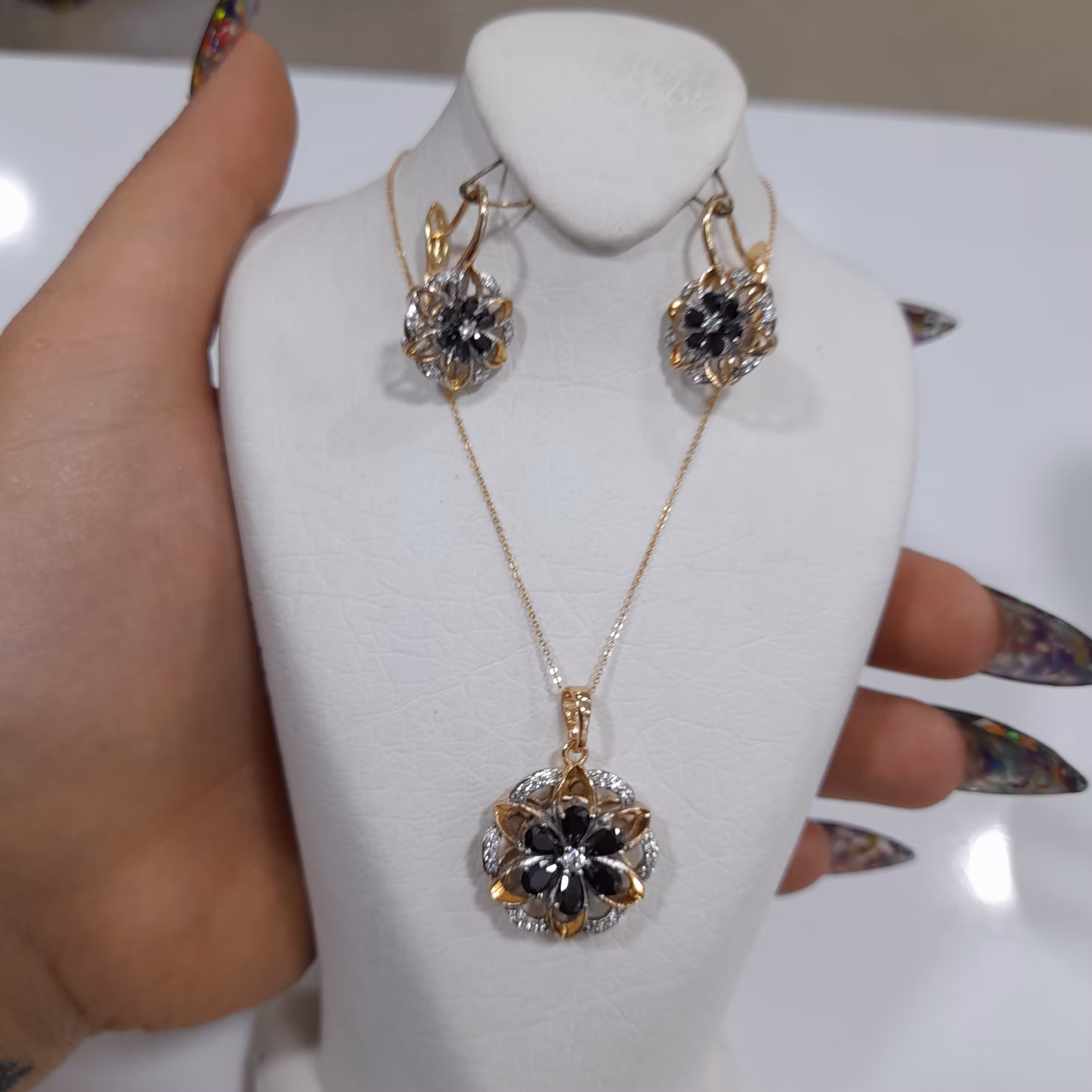 نیم ست طرح گل سفید مشکی