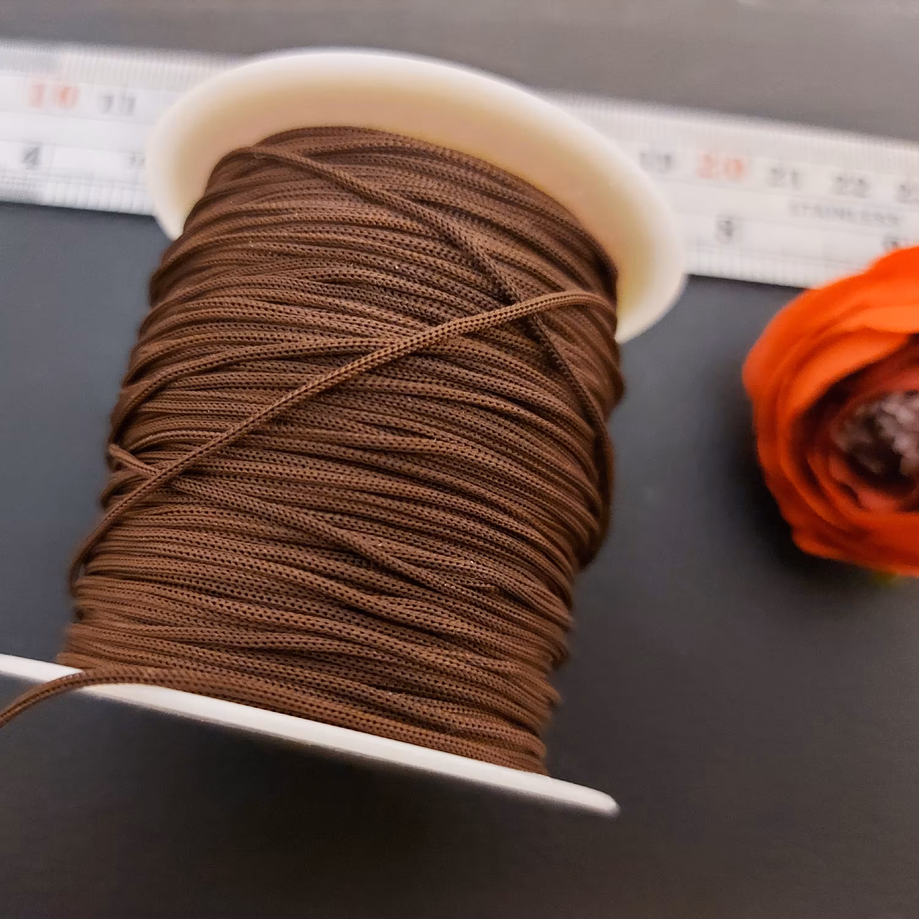 نخ دستبندی قهوه ای درجه یک 5 متری 