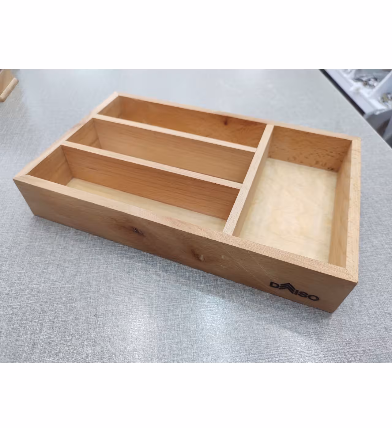 جاقاشقی داخل کابینت چهار خانه چوبی