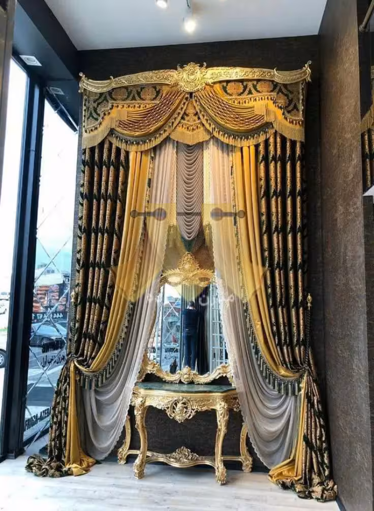 پرده کلاسیک سلطنتی همراه با کتیبه