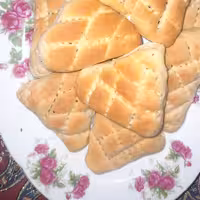 کلوچه خرمایی زابلی با طعم خرمایی و کنجدودارچین کاملا ارگانیک و بدون شکر با وزن 1000گرم به همراه جعبه