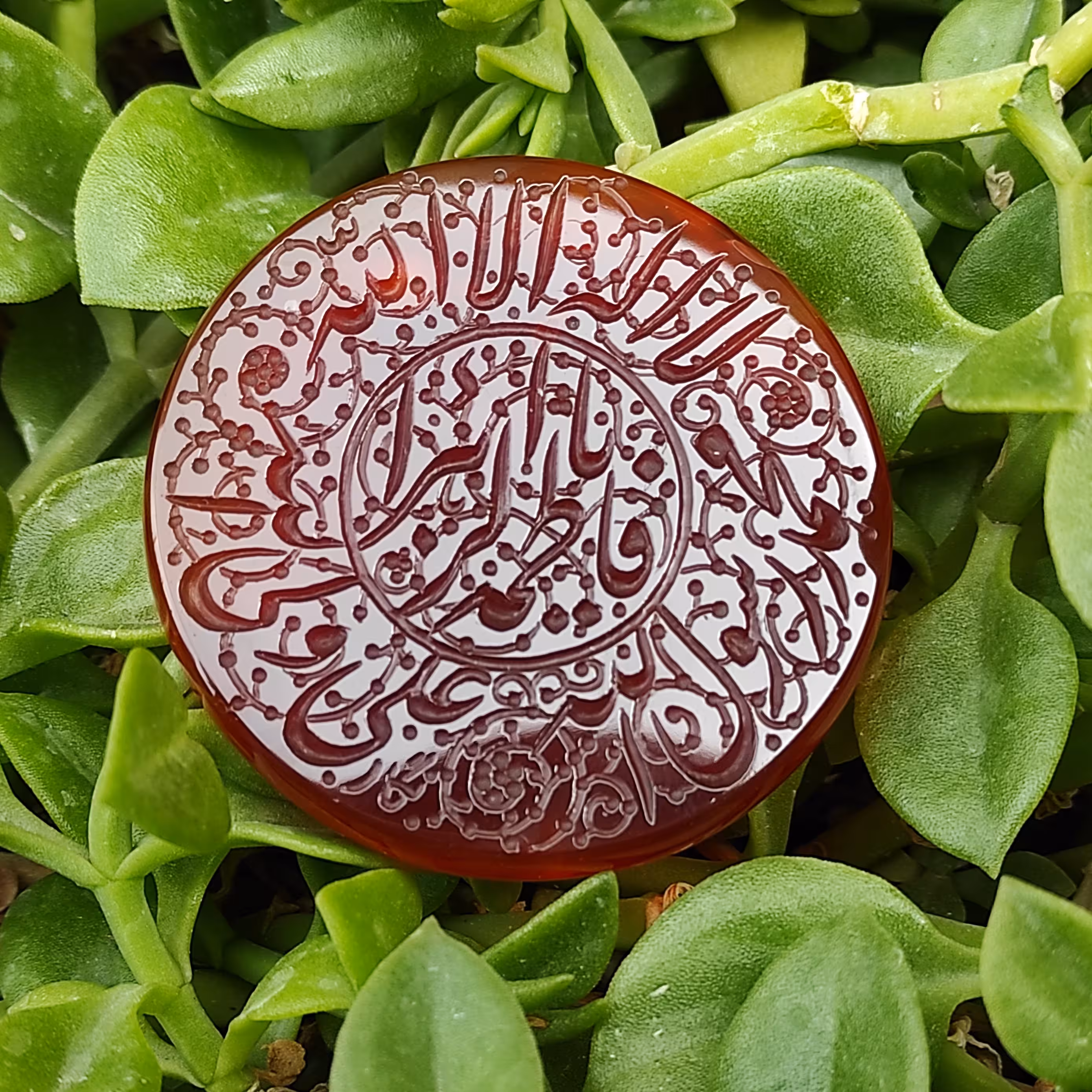 عقیق مدالی گرد حکاکی شده