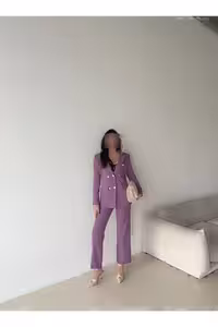 ست لباس شامل یک کت بلیزر با دکمه‌های لیلایی و شلوار پارچه‌ای گشاد با جیب - 7539