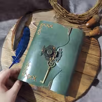 کلاسور با چرم طبیعی گاوی، ابعاد 21 در 16 ، چفت دکمه ای ،چرم گاوی سبز زیتونی، یک جیب و جای کارت ، دو ورقه چرمی برای زیر و روی کاغذ ها ، به همراه صد برگ کاغذ کلاسوری خط دار