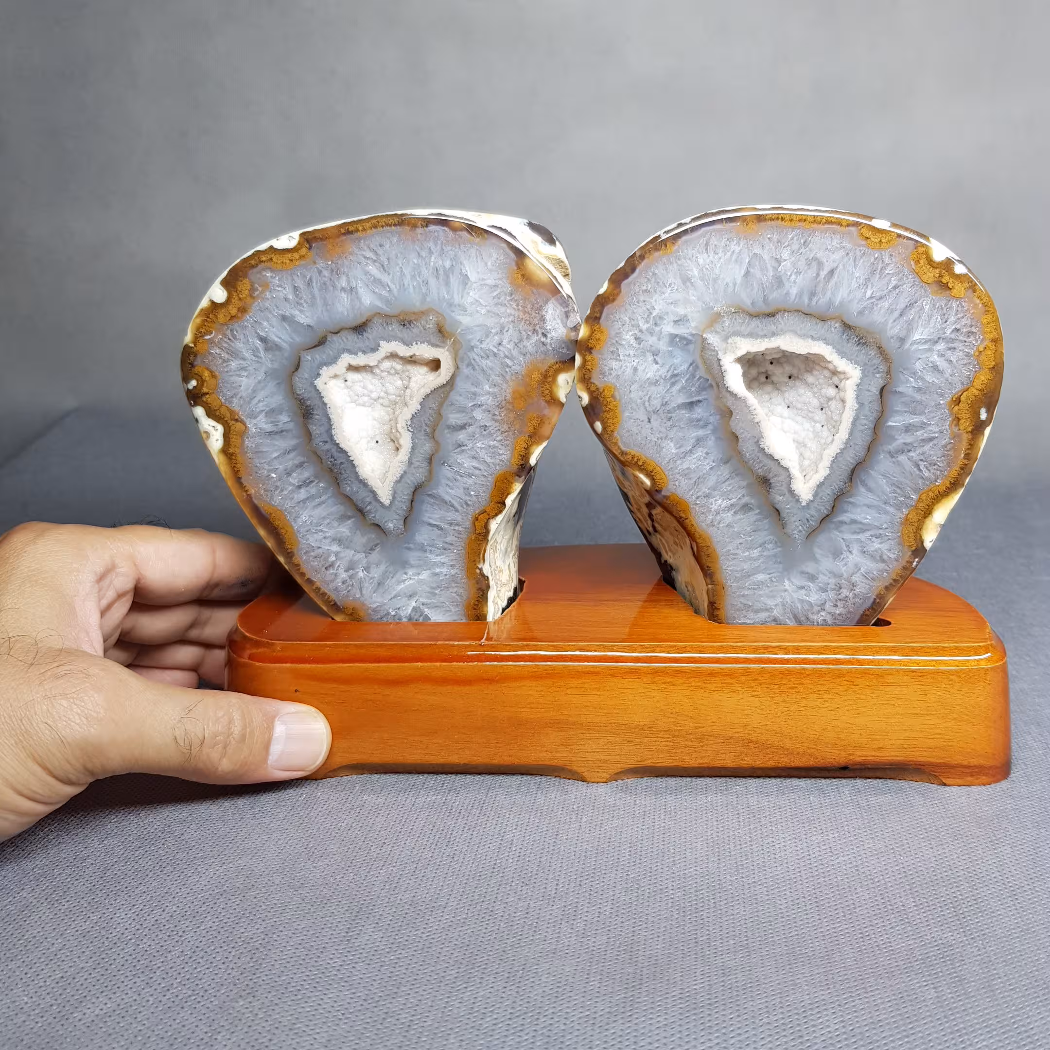 گوهر سنگ ژئود برزیلی با پایه چوبی نفیس