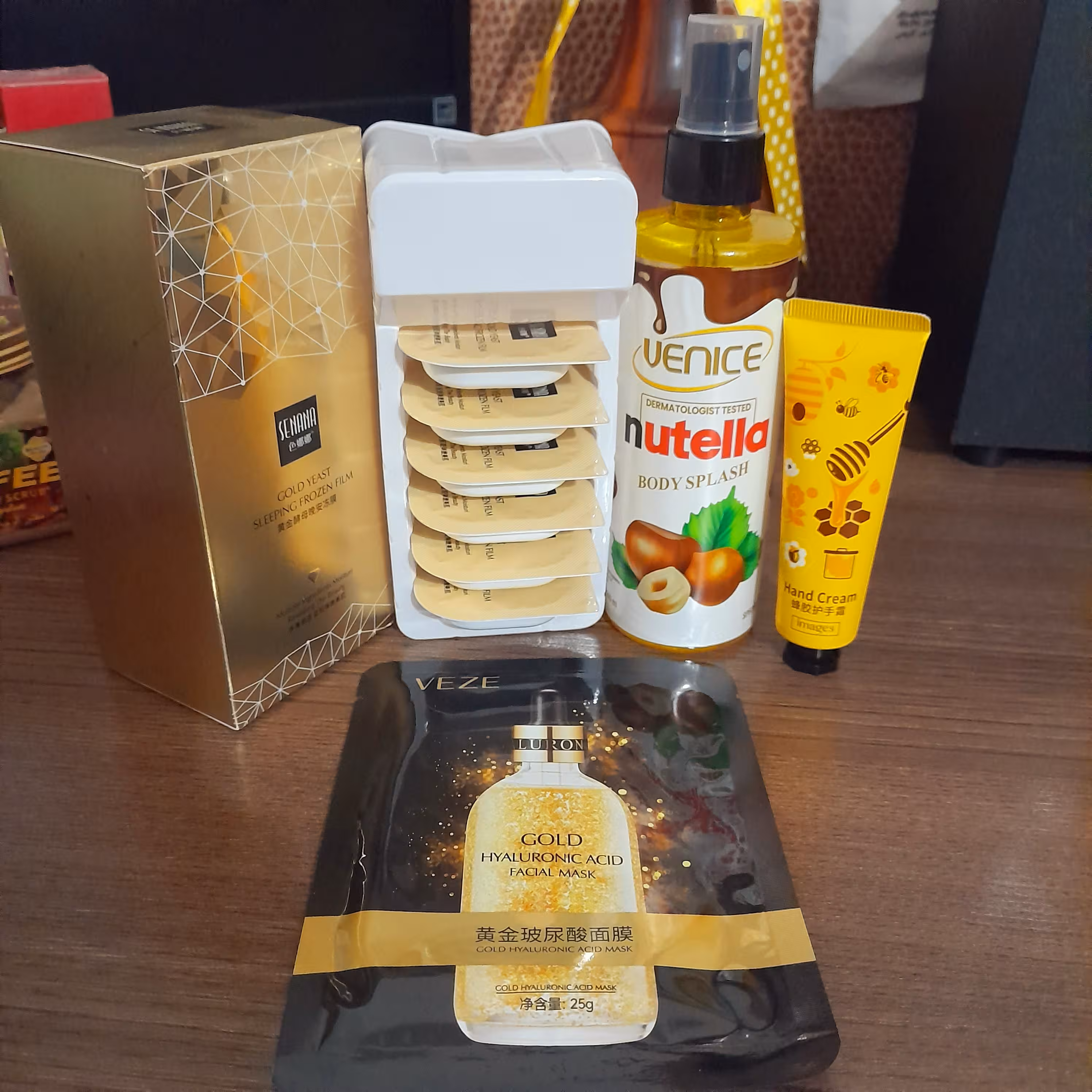 پک هدیه آرایشی رنگ طلایی