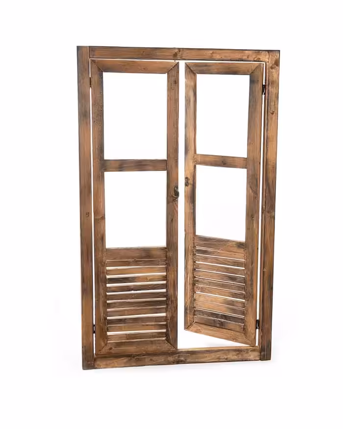 در پنجره چوبی کرکره ای