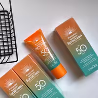 کرم ضدآفتاب 6 در 1 حاوی ترکیبات ضدچروک و آبرسان همراه با ژل آلوئه ورا با spf50