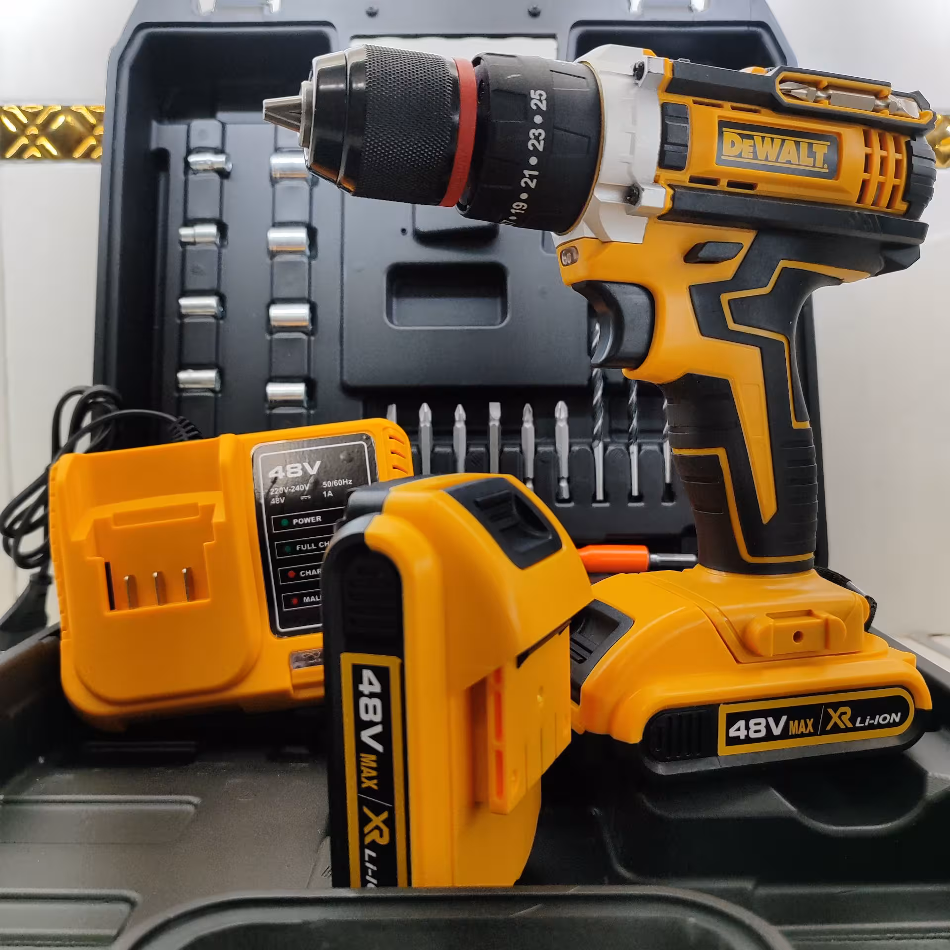 دریل شارژی چکشی دیوالت 48 ولت  Dewalt دو باطری پیچگوشتی شارژی تراز دار 48 ولت دیوالت سه کاره همراه ساک و لوازم کامل