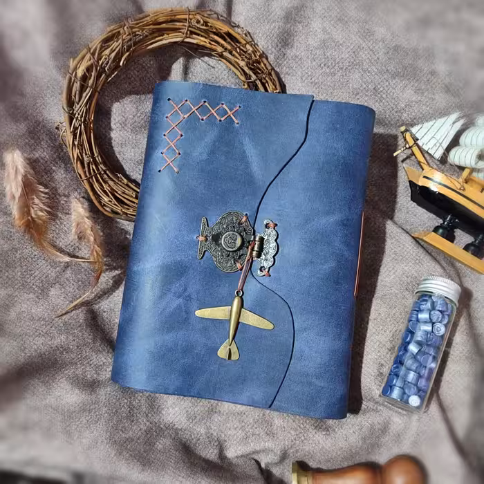 دفتر چفتی چرمی ، چرم گاوی افکتی سورمه ای تیره، 20 در 15 , 150 برگ کاغذ نخودی رنگ خطدار ، چفتی رنگ چرم در تصویر روشنتر افتاده است ولی در واقعیت رنگ چرم سورمه ای هست نه آبی پر رنگ