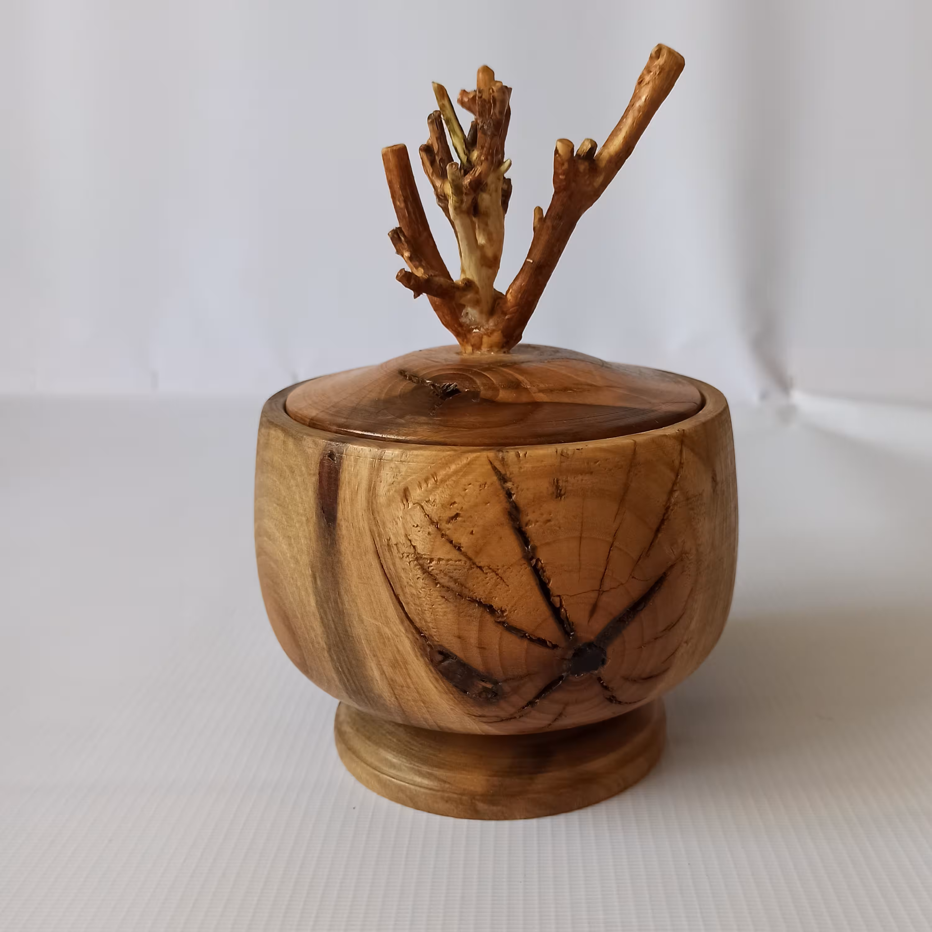 ظرف شکلات خوری یا آجیل خوری چوبی خراطی شده با چوب گردو