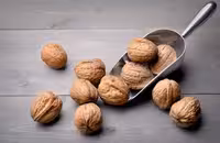 عکس گردو با پوست با پیمانه | گرافیک با طعم تربچه