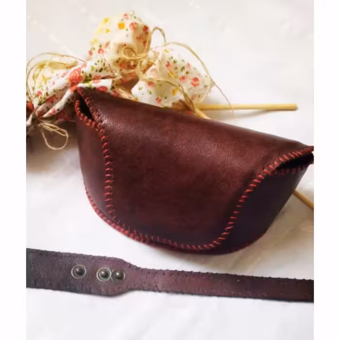 جا عینک دودی، چرم دست دوز ، تمام برش ها و دوخت ها کاملا با دست انجام شده ، سفارش در رنگ دلخواه ، زنانه و مردانه 