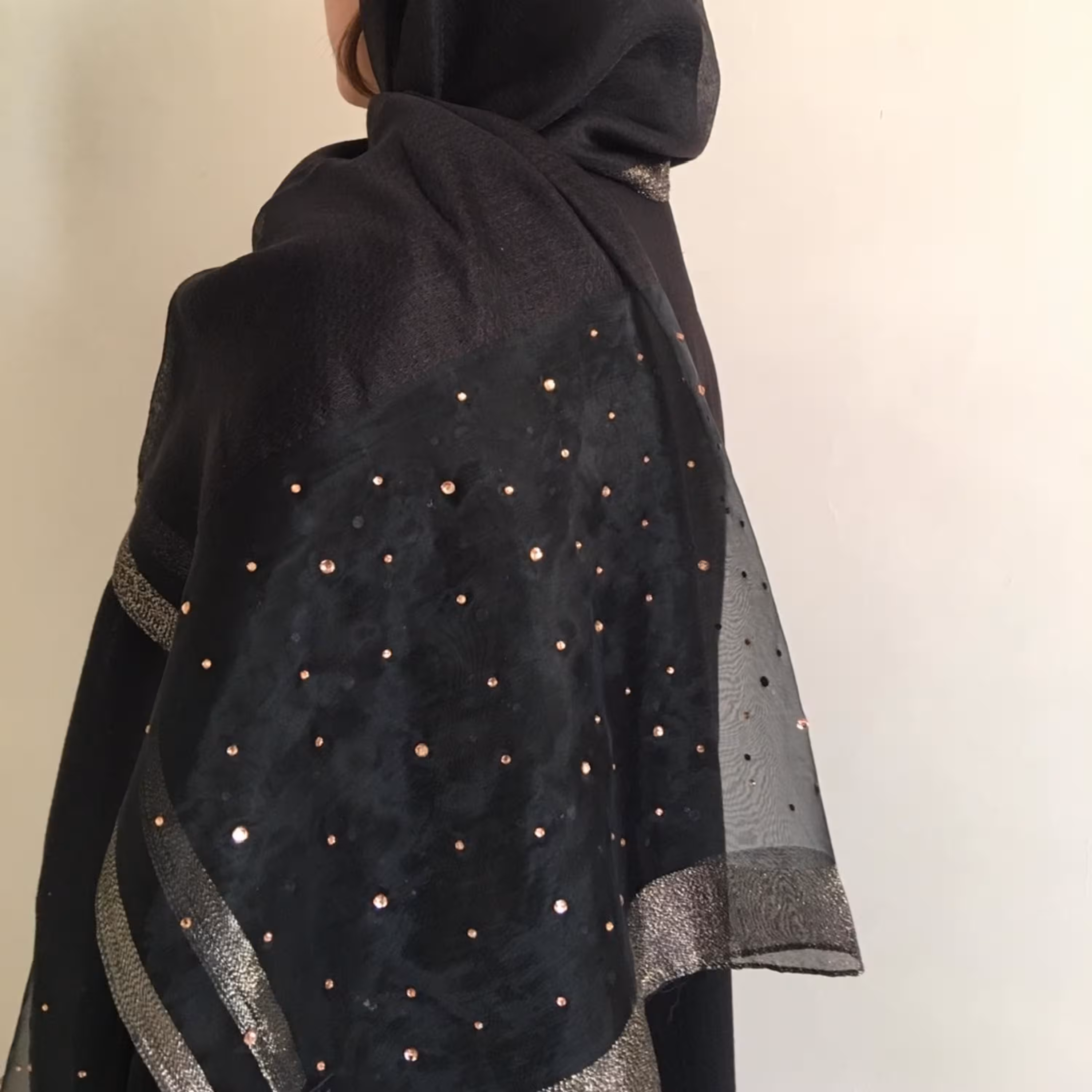 شال مشکی مجلسی محرمی حریر نگین دار با حاشیه طلایی