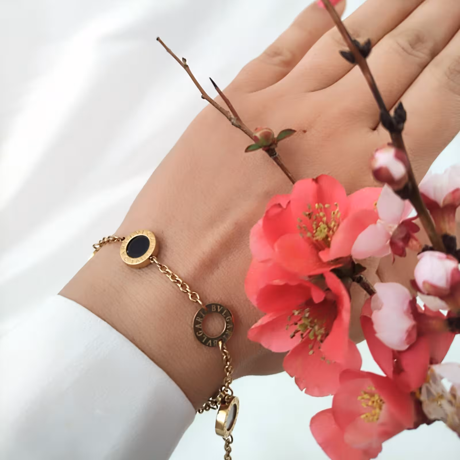 دستبند بولگاری دو رو (نگین صدفی و مشکی)