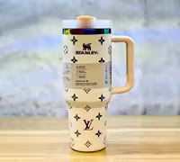 ماگ استنلی اورجینال، ظرفیت 1180 میلی لیتر، مدل LOUIS VUITTON، رنگ سفید، مناسب برای نوشیدنی های گرم و سرد