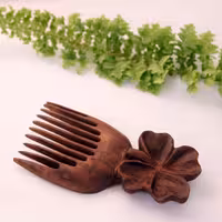 شانه دستساز چوبی طرح شبدر چهار برگ کد 102510