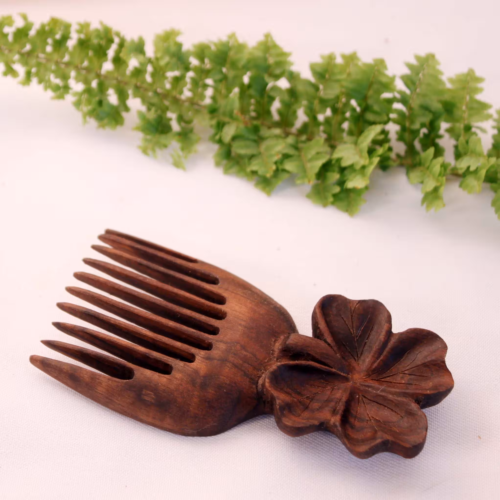 شانه دستساز چوبی طرح شبدر چهار برگ کد 102510