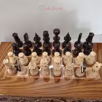 مهره شطرنج چوبی دست ساز خراطی شده و سوخته کاری شده با روکش پلی استر