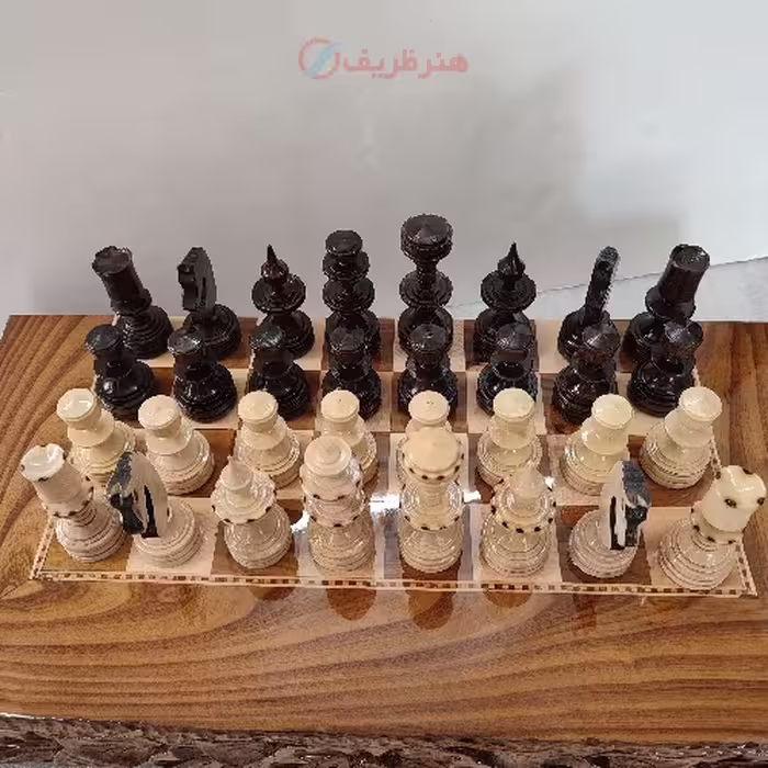 مهره شطرنج چوبی دست ساز خراطی شده و سوخته کاری شده با روکش پلی استر