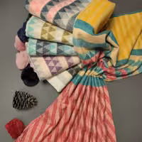 شال موهر وارداتی دورو پم پم دار بسیار لطیف و سبک و گرم لب ترکی ریشه پرزی