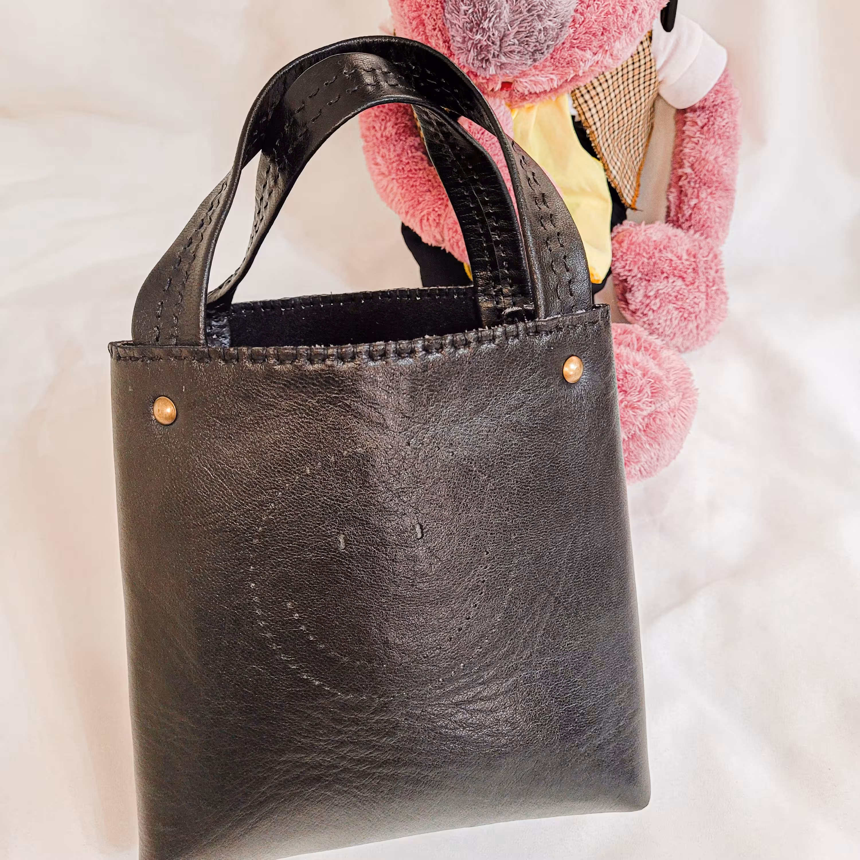 ساک دستی زنانه دوخت با چرم طبیعی و طرح لبخند (رنگ دلخواه)