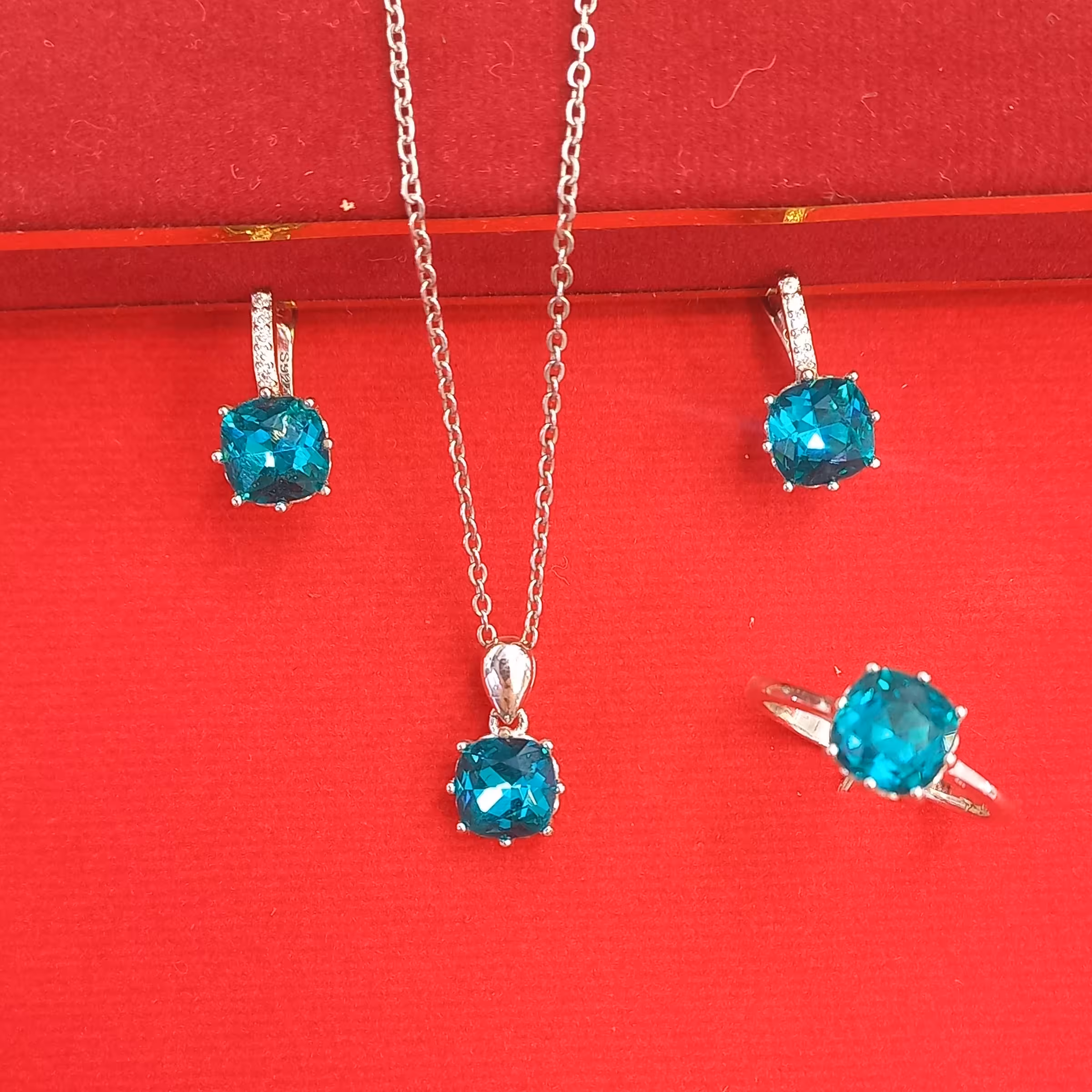 نیمست نقره 925 روکش طلا سفید همراه با نگین جواهری  وارداتی درجه یک