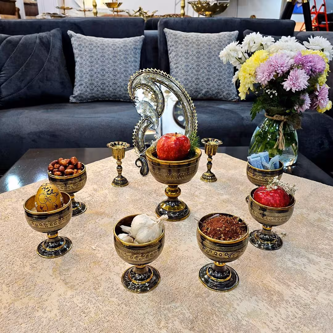 ست هفت سین برنزی کاسه پایه دار سیاه قلم همراه اینه و شمعدان طرح 5