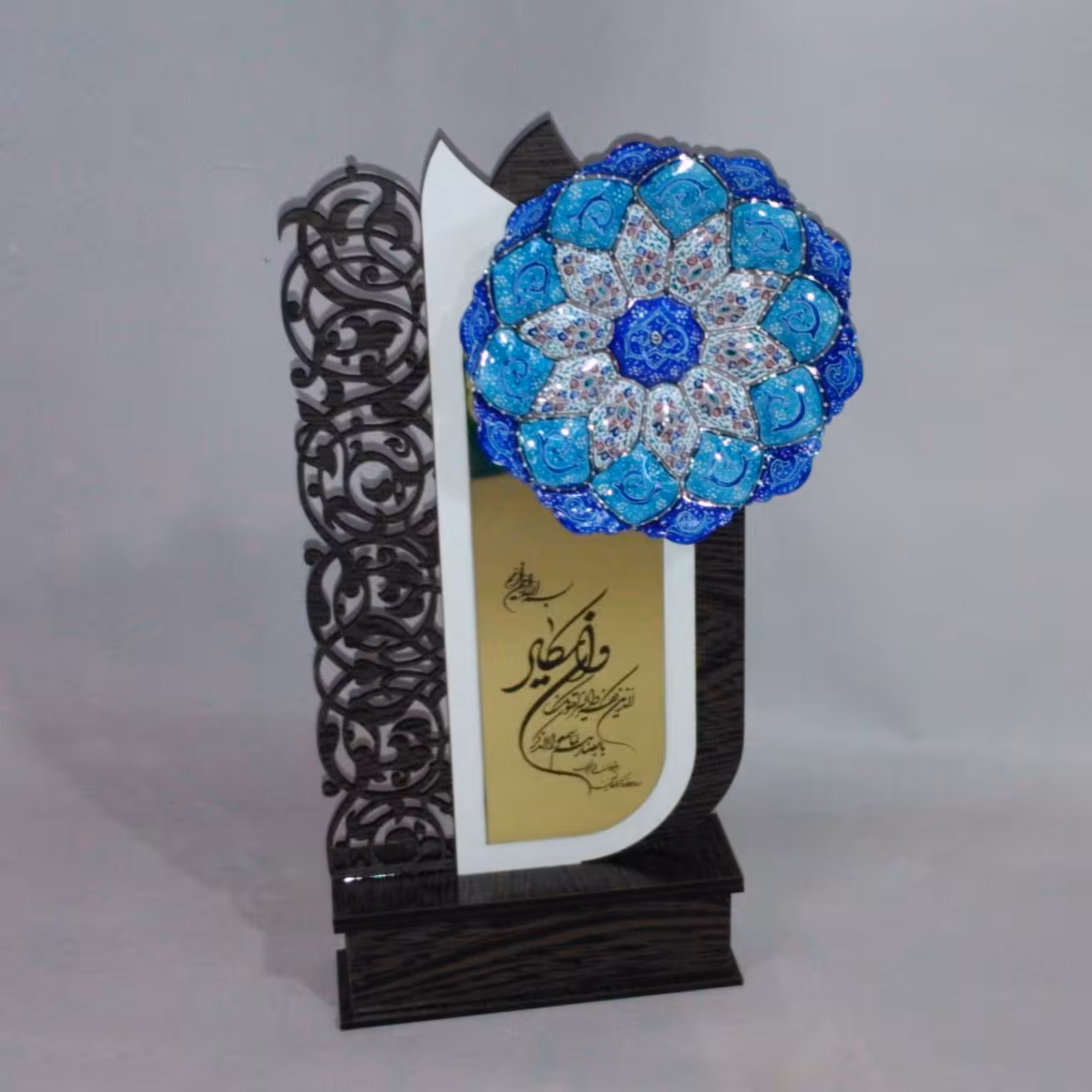 تندیس ان یکاد با بشقاب میناکاری