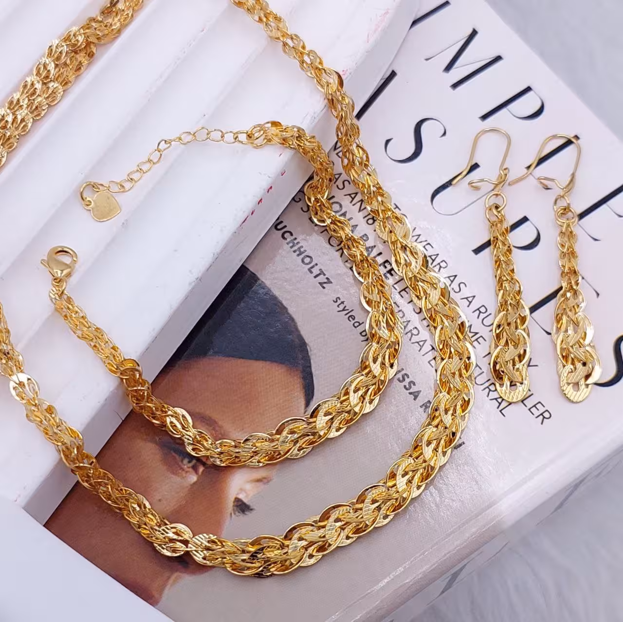 #سرویس تافته  جدید😍رنگ ثابت ♦️کیفیت عالی عالی 👌 ♦️جنس خارجی میباشد👌 ♦️مارک معتبر CITY GOLD، آبکاری طلای واقعی جنس کاملا لطیف، کد1369💍