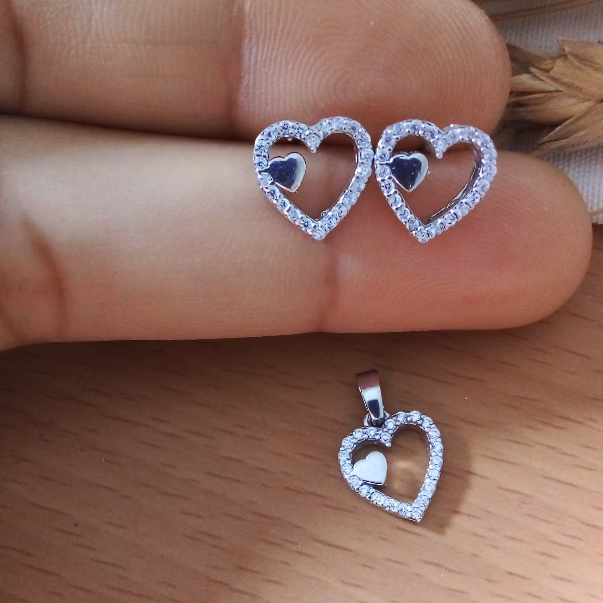 نیم ست نقره عیار 925با روکش طلا و طرح خاص و جواهری 