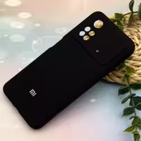 قاب گوشی شیائومی Poco M4 Pro 4G سیلیکونی پاک کنی اورجینال، دارای پوشش داخلی پارچه ای و محافظ لنز، رنگ مشکی.