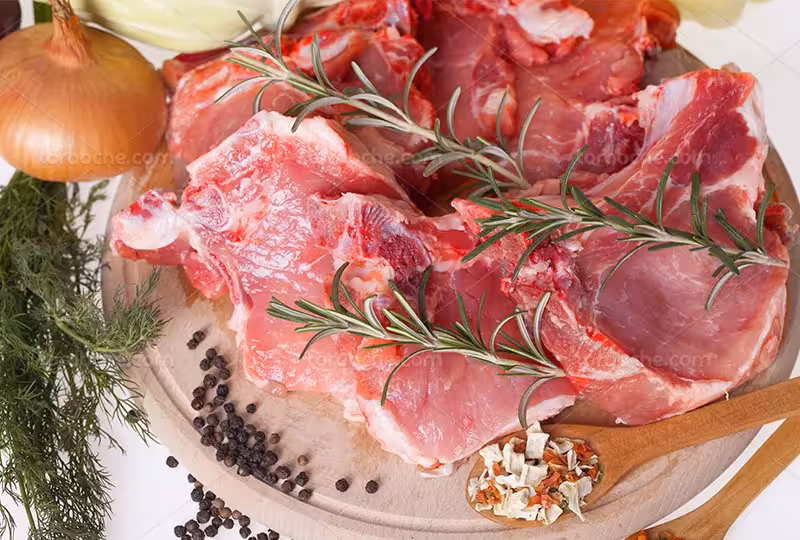 عکس گوشت روی سینی چوبی | گرافیک با طعم تربچه