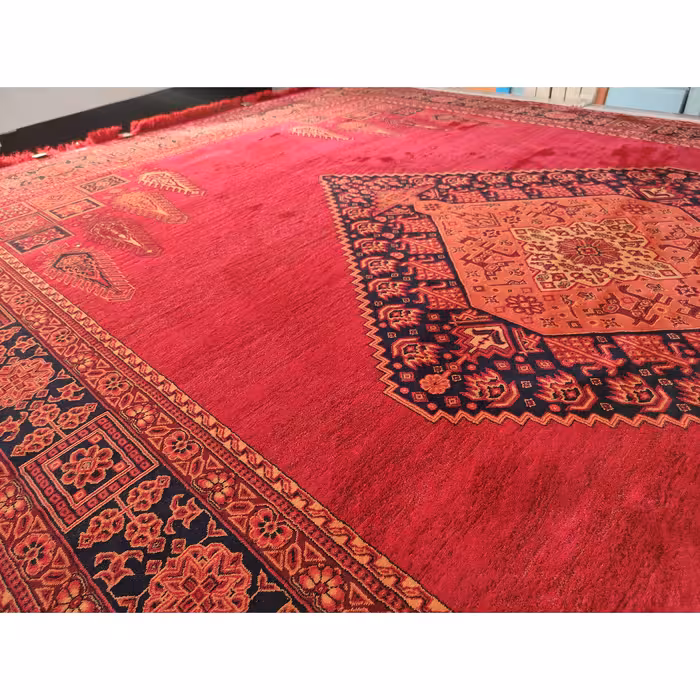 فرش ماشینی زمرد مشهد مدل کهنه نما زمینه لاکی