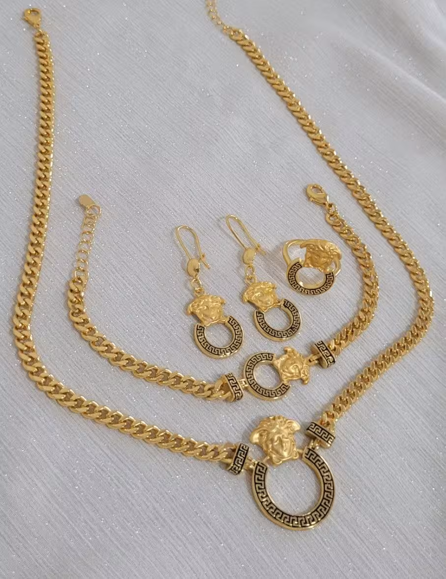 سرویس طرح طلای زنانه، مدل ورساچ، رنگ ثابت، به همراه انگشتر، کد1291💍