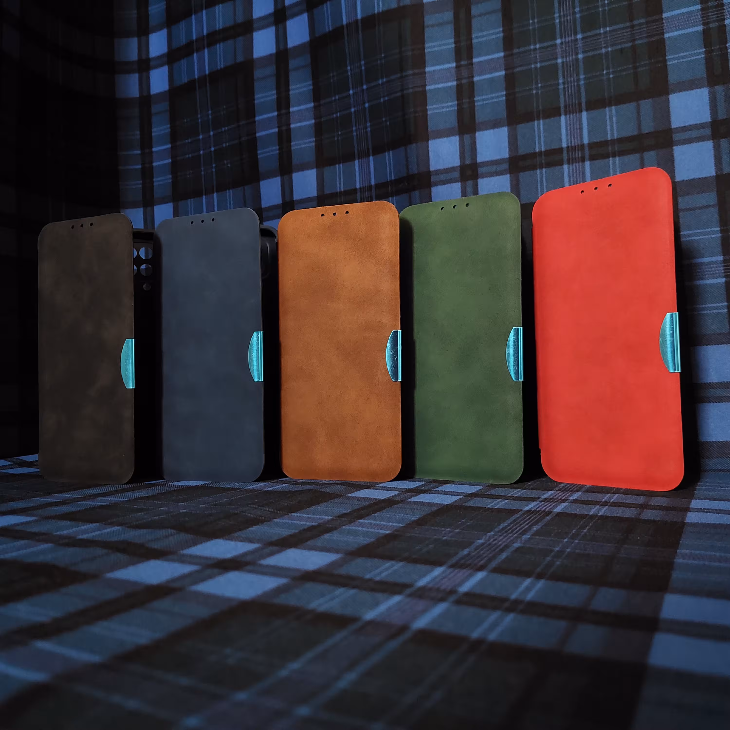 جلد گوشی،کیف گوشی روکش مخمل ،داری جای کارت و جای سیم کارت و سوزن‌سیم‌کارت 