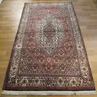 فرش دستباف بيجار طرح ترنجي ماهي سایز قاليچه رنگ زمینه لاكي رنگ حاشیه كرم کد 39427