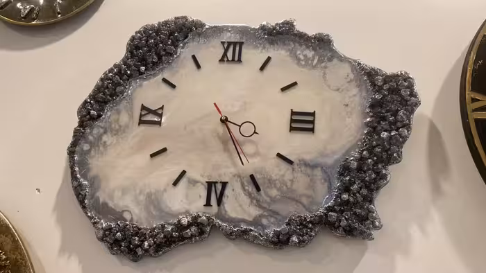 ساعت زیبا طرح ژئود و رزین در اندازه و رنگ دلخواه قابل سفارش می باشد