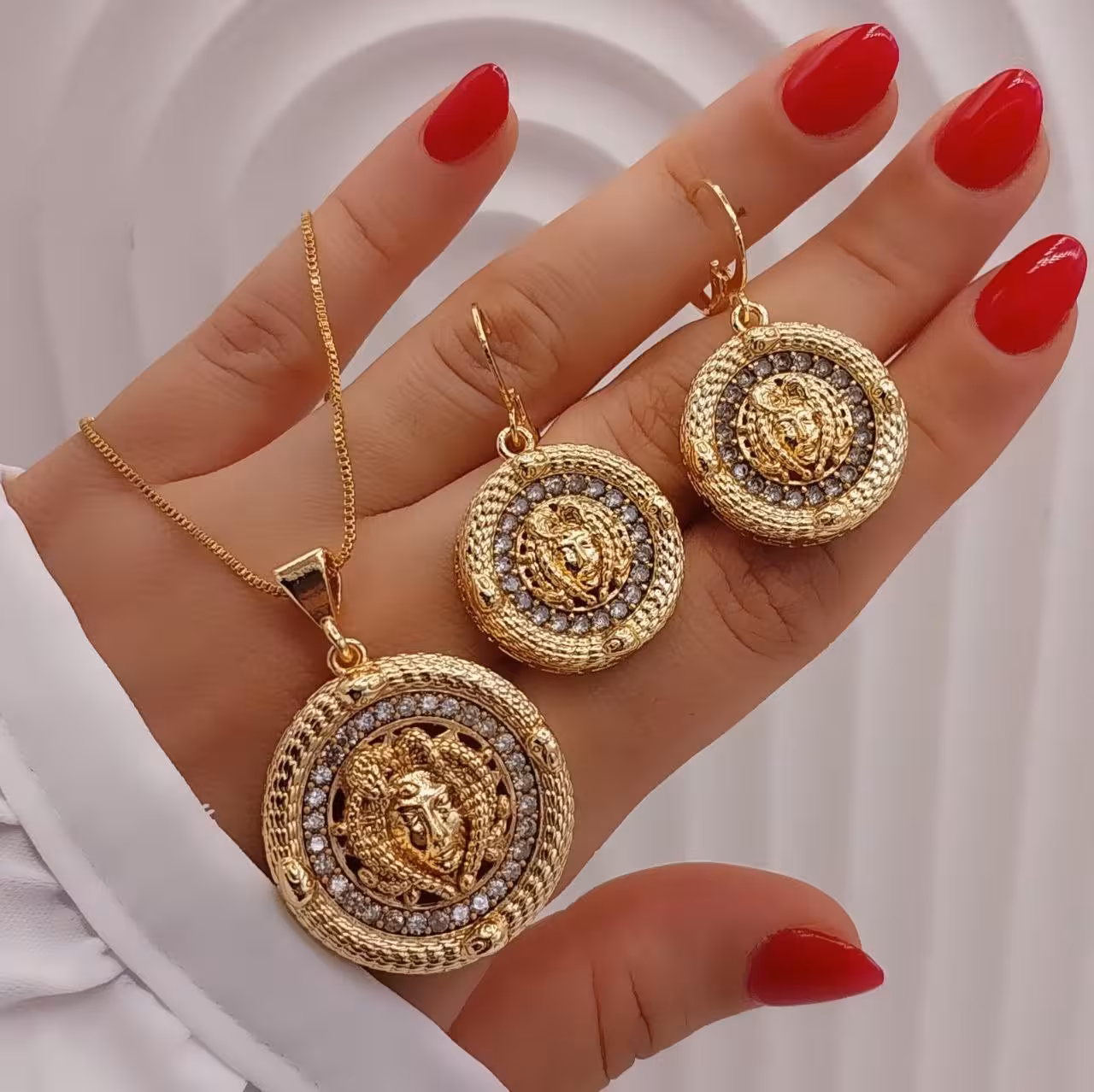 #نیم‌‌ست  ورساچه فول نگین جدید😍 ♦️رنگ ثابت  ♦️بدون حساسیت ♦️نگین های مخراج کاری شده  ♦️آبکاری طلا ♦️با زنجیر 45 سانت ونیزی اصل ♦️کاری شیک‌ومتفاوت، در3مدل شیک✅✅کد1423💍