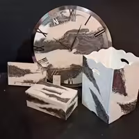 سرویس ساعت سفید نقره ای شامل ساعت جاکلیدیِ ست و جا دستمالی و سطل رزینی