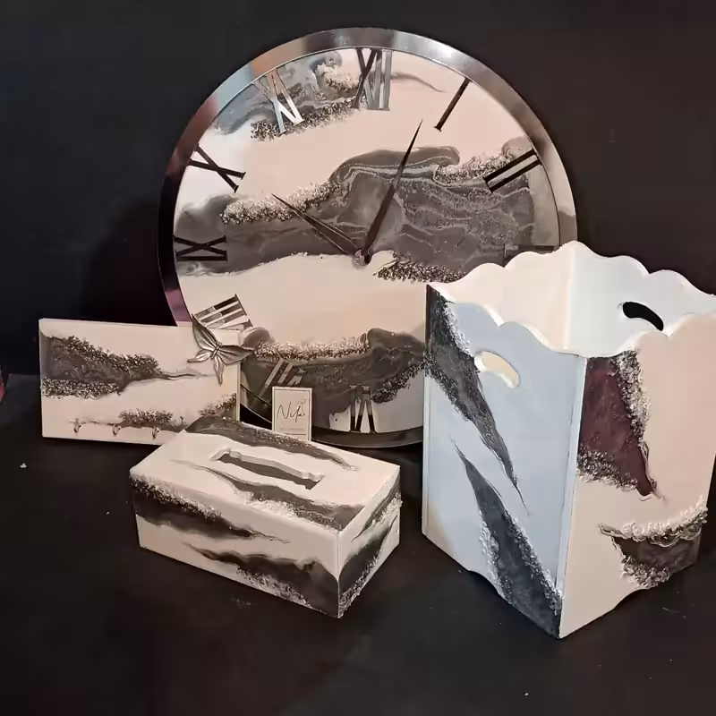 سرویس ساعت سفید نقره ای شامل ساعت جاکلیدیِ ست و جا دستمالی و سطل رزینی