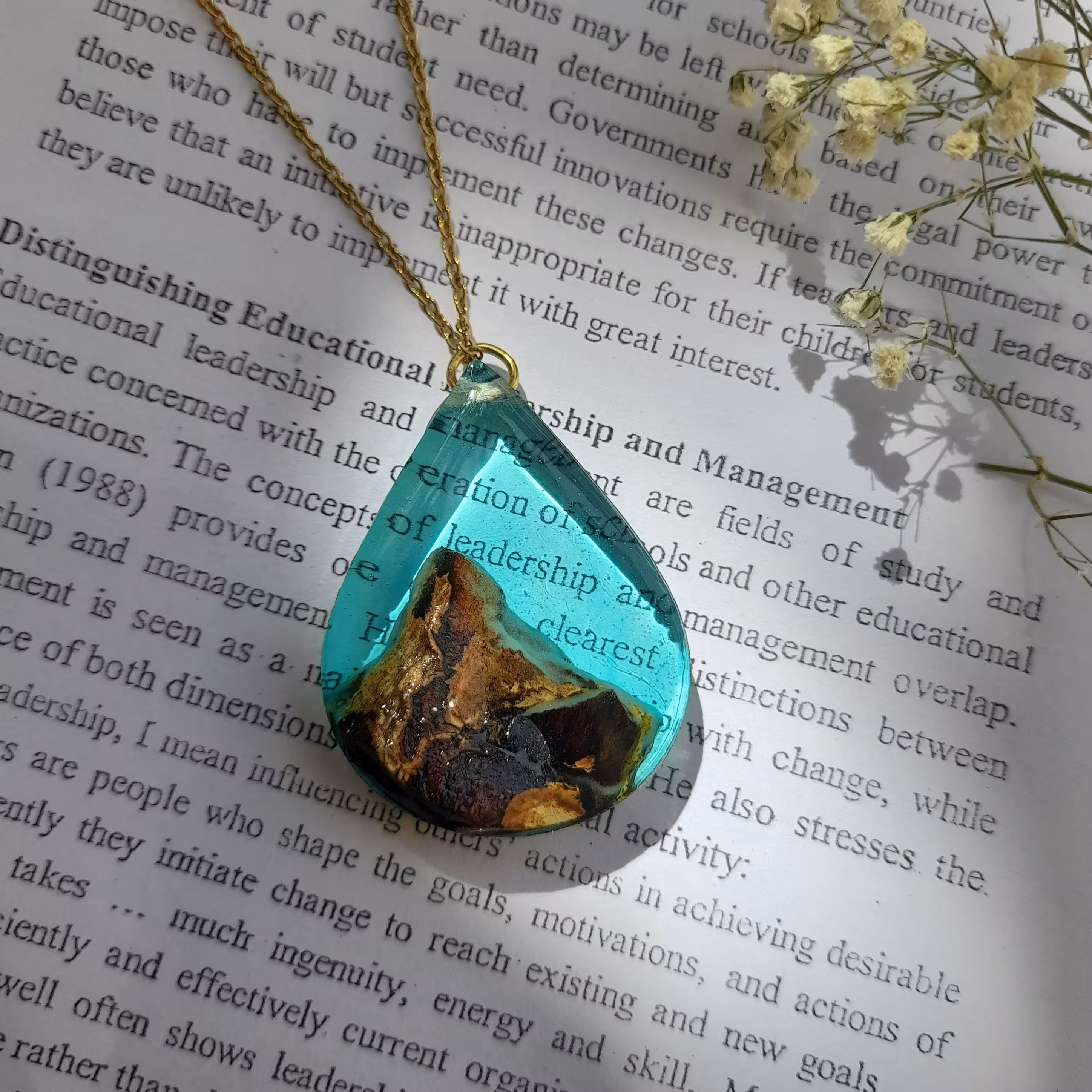 گردنبندچوب و رزین شب تاب 