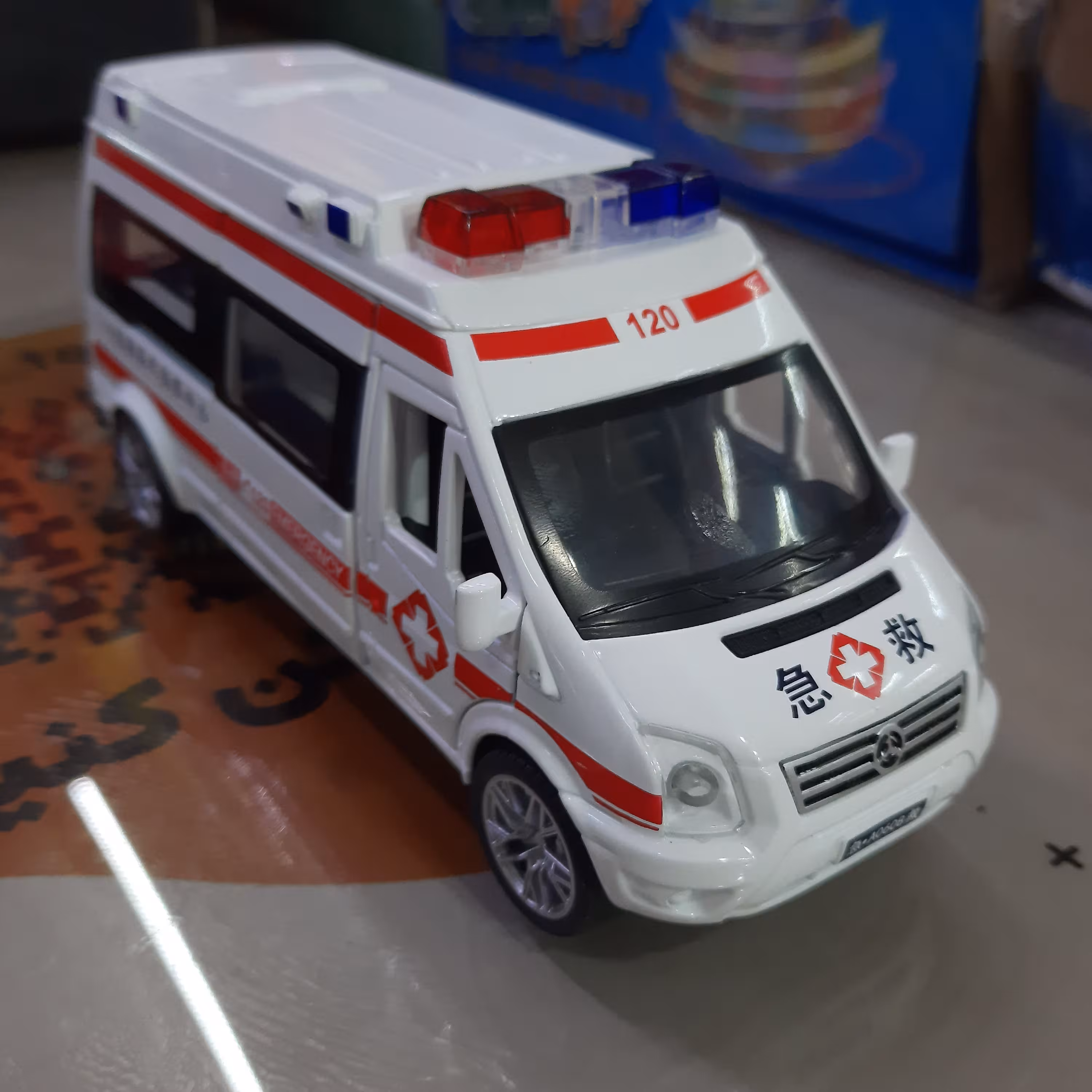 ماکت فلزی آمبولانس موزیکال چراغدار عقب کش به همراه برانکارد متحرک  5درب بازشو 