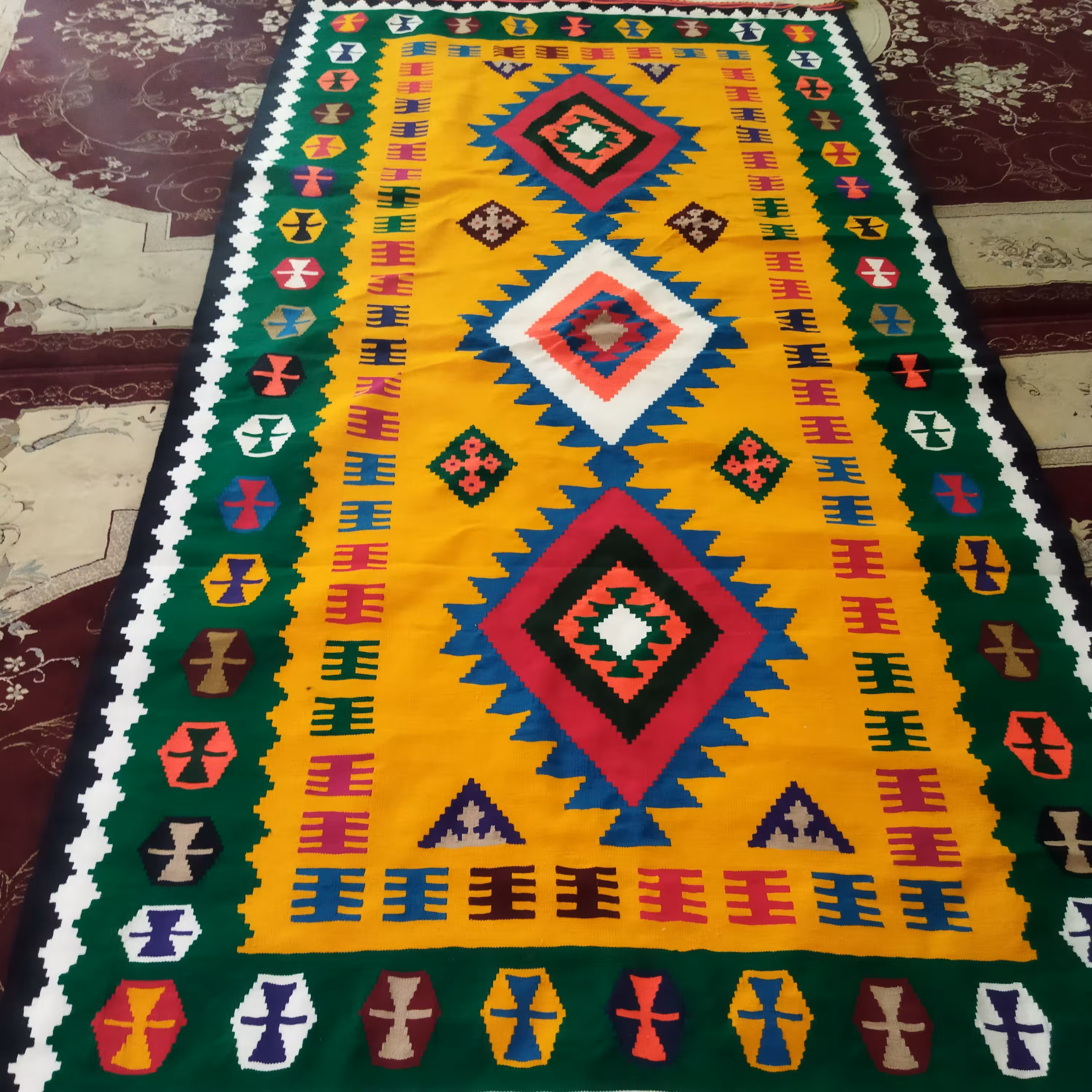 گلیم دستبافت شش متری دورو ریشه ابریشم کاموا بافت دستبافت بانوی روستایی