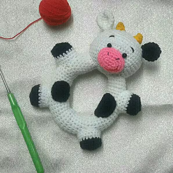 جغجغه دسته گرد طرح گاو بافتنی