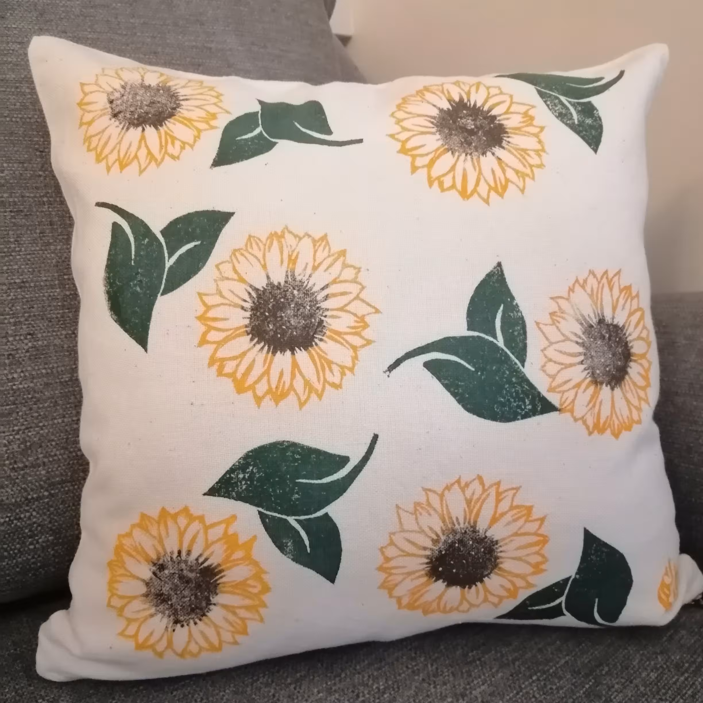 کوسن کار دست طرح آفتاب گردان، چاپ با مهر دست ساز و رنگ مخصوص پارچه