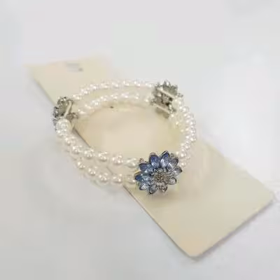 دستبند کشی دو ردیف تمام مروارید کار شده با گل های کریستال آبی