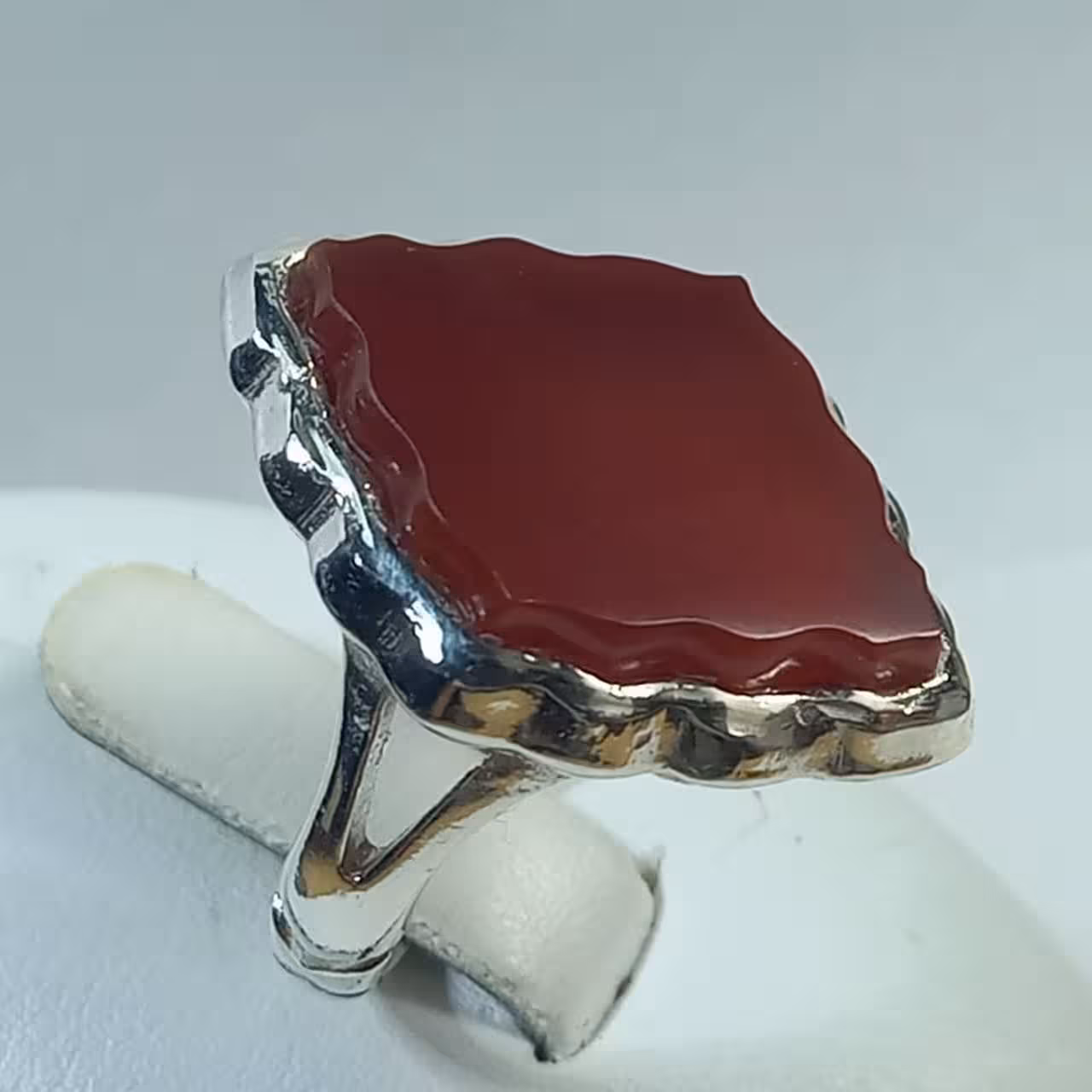  انگشتر نقره همراه عقیق سرخ تراش شمسه