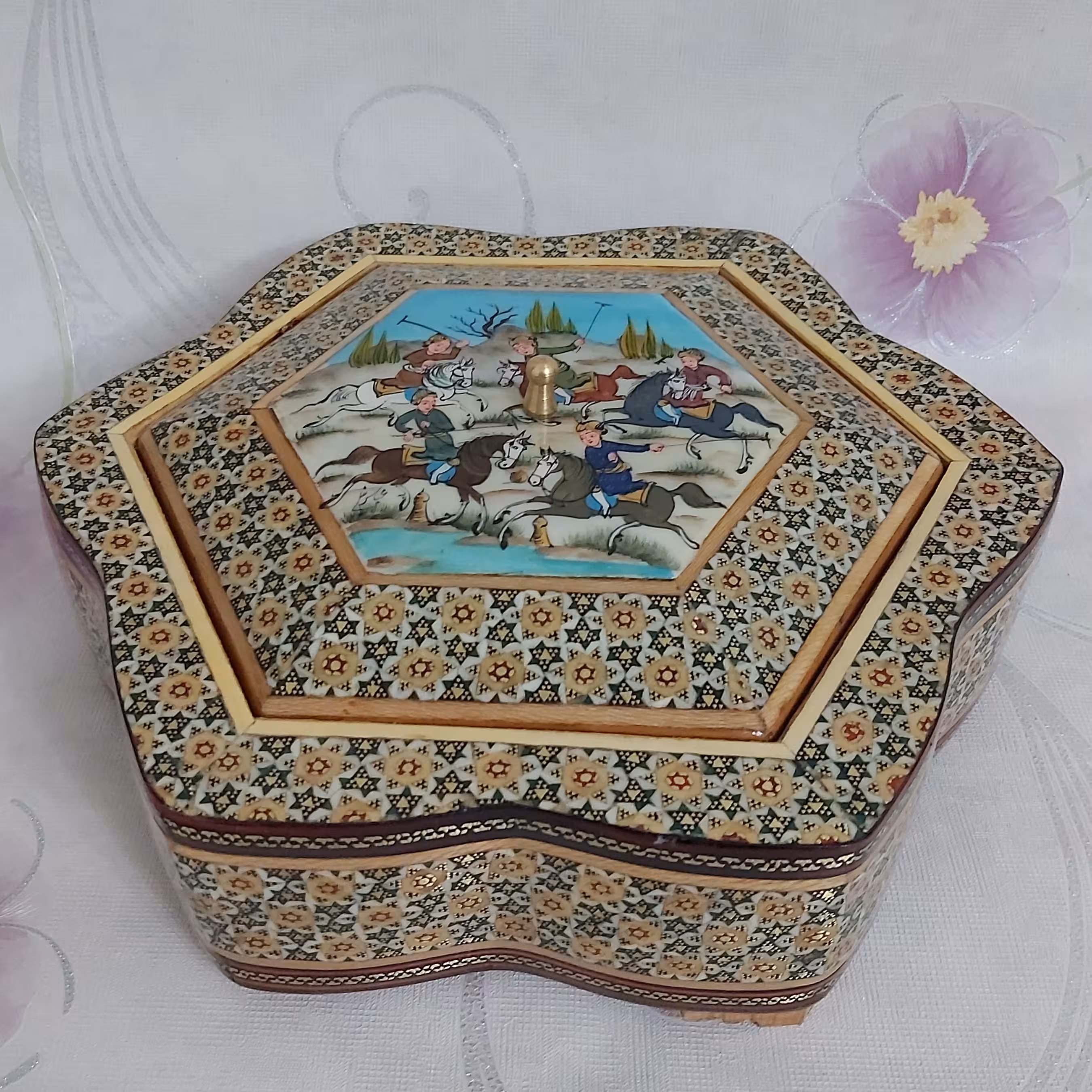 شکلاتخوری شش ضلعی خاتم و نقاشی باطرح اسب و شکار